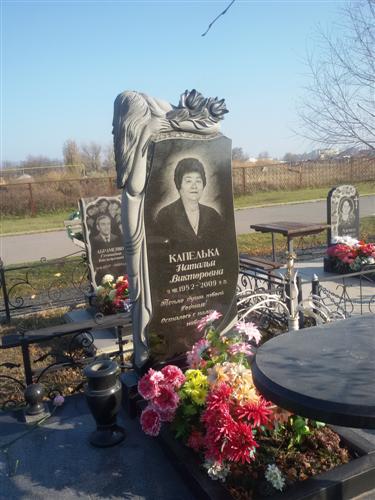 Памятник из гранита со скорбящей матерью и розами фото